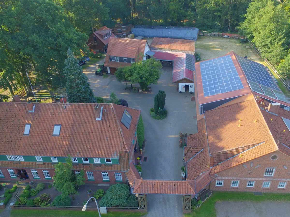 Impressionen-Luenzen-Luftbild-Ferienhof-Reiterhof-Luenzen-Urlaub-Ferien-Lueneburger-Heide-Niedersachsen-Schneverdingen-Ferienwohnungen-Zimmer-DZ-EZ